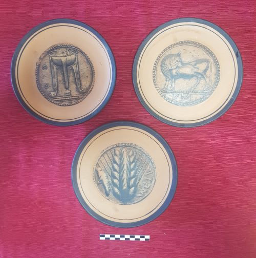 Piatti in ceramica con serigrafia applicata con motivi decorativi di città della Magna Grecia